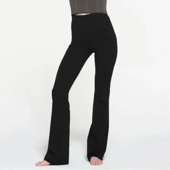 SKIMS Pants - SKIMS Outdoor Flared Leggings